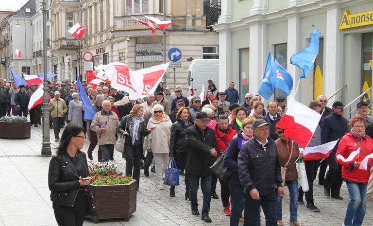 Lewica przeszła ulicami centrum Kielc. Uczcili Święto Pracy 
